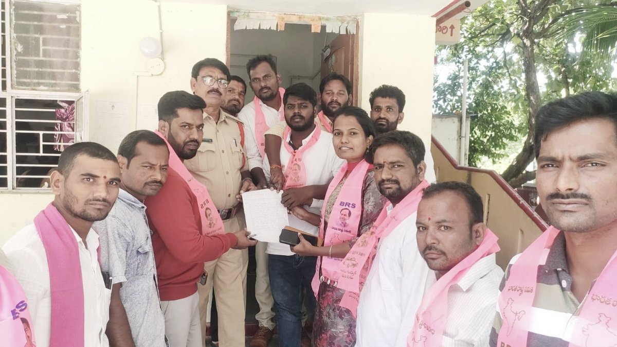 ashapriya09's tweet photo. BRS సోషల్ మీడియా మీద అనుచిత వ్యాఖ్యలు చేసిన కాంగ్రెస్ మాజీ MLA జగ్గారెడ్డి పై చర్యలు తీసుకోవడానికి నారాయణ పేట జిల్లా కేంద్రంలో మాజీ MLA @SRReddyBRS గారి సహకారంతో పోలీసు స్టేషన్ లో నేను నా తోటి నారాయణ పేట SM అన్న తమ్ముళ్ళు పిర్యాదు చేయడం జరిగిందీ https://t.co/8Q1lnFoNf1