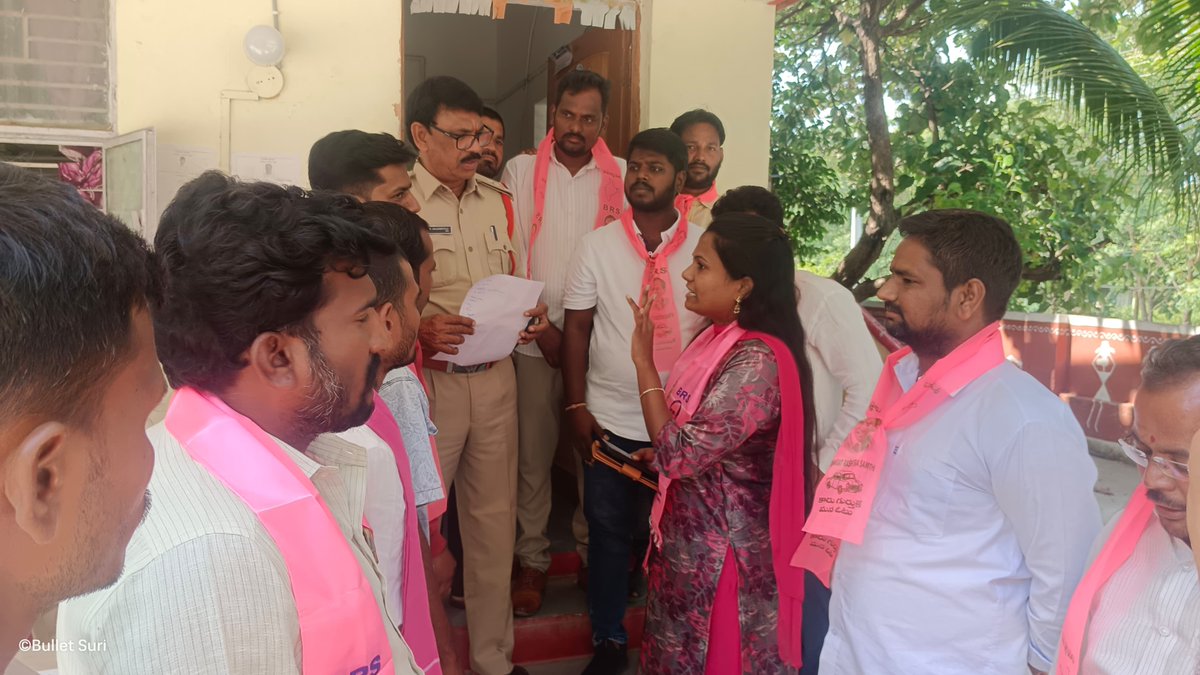 ashapriya09's tweet photo. BRS సోషల్ మీడియా మీద అనుచిత వ్యాఖ్యలు చేసిన కాంగ్రెస్ మాజీ MLA జగ్గారెడ్డి పై చర్యలు తీసుకోవడానికి నారాయణ పేట జిల్లా కేంద్రంలో మాజీ MLA @SRReddyBRS గారి సహకారంతో పోలీసు స్టేషన్ లో నేను నా తోటి నారాయణ పేట SM అన్న తమ్ముళ్ళు పిర్యాదు చేయడం జరిగిందీ https://t.co/8Q1lnFoNf1