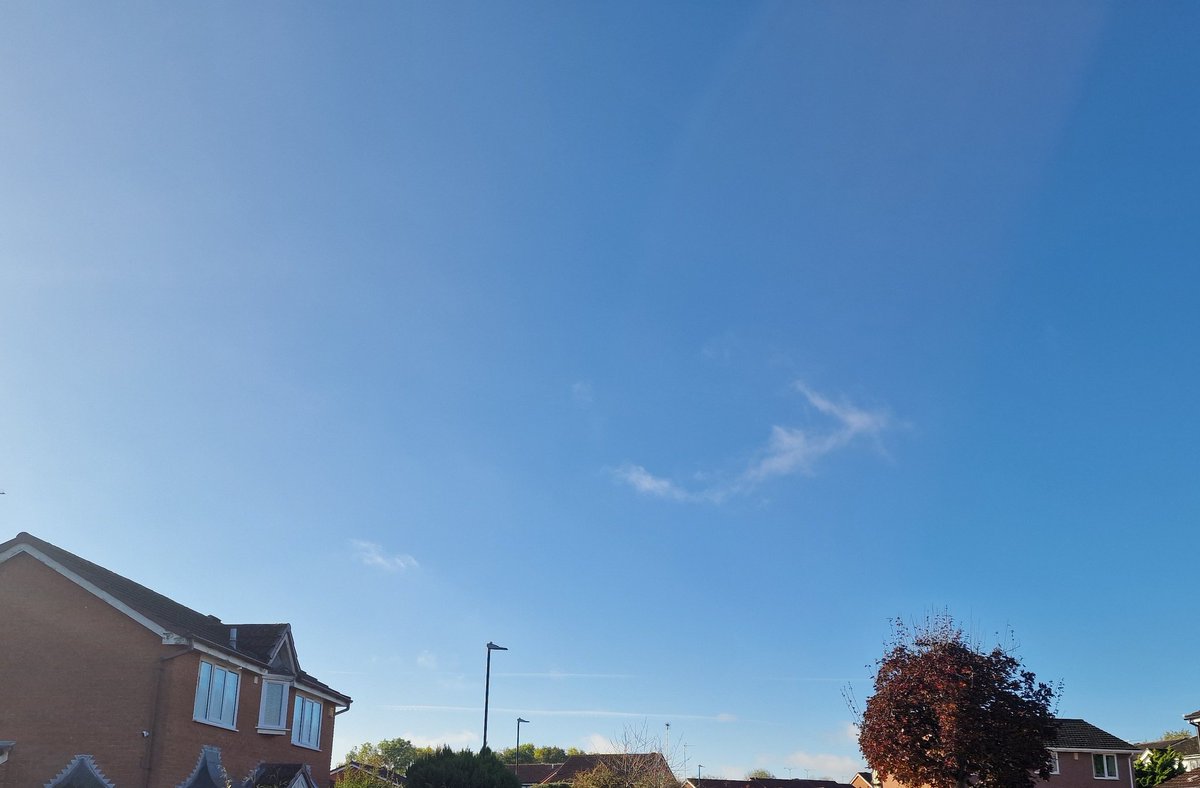 PhilChandler1's tweet photo. @ANGRYNIC2 Clear blue sky at 9am...... https://t.co/rUM9MI88sp