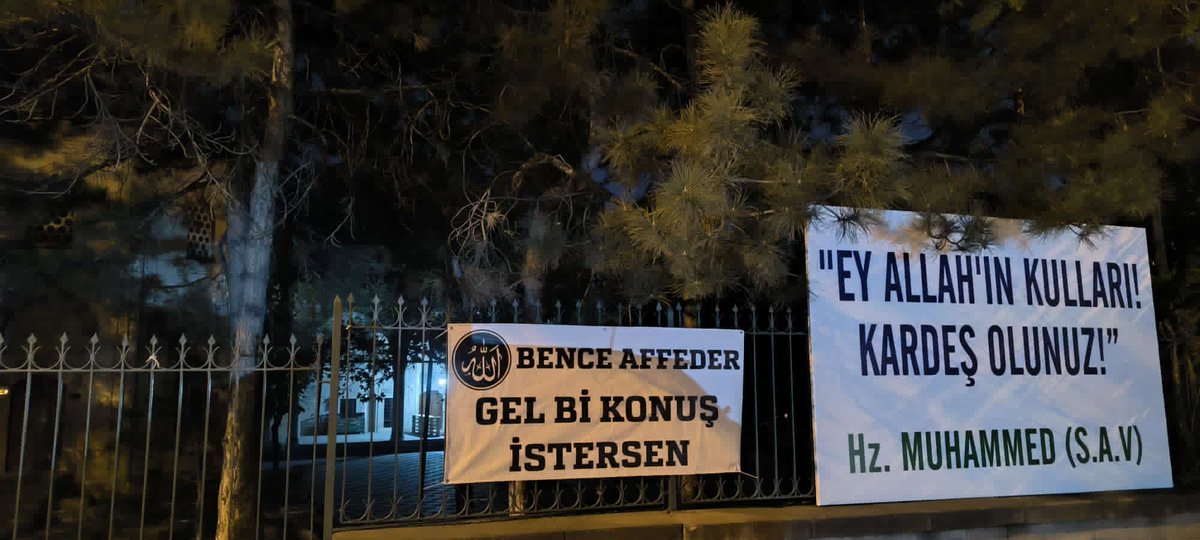Ankara camilerinde bir süre görülen ve cami cemaati tarafından,,camilere davet amacıyla asılan bu afişler, kimler tarafından belli olmayan bir şekilde camilerden toplatıldı? 
Bu durum başta cami cemaati olmak üzere bütün Ankaralılar için merak konusu..! <a href="/DIBAliErbas/">Prof. Dr. Ali Erbaş</a> <a href="/mosquesty/">mosquesty</a>
