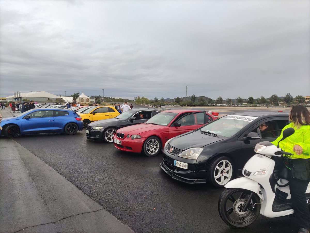 En el exterior de la curva 1 hay un montón de vistosos coches aparcados. Forman parte de Volrace, un festival de exhibición creado en 2017 y habitual de los circuitos españoles #FIAMotorsportGames