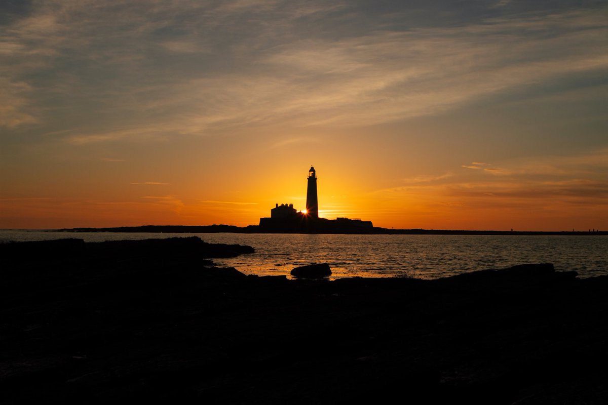 leecartwrightph's tweet photo. St Mary’s Lighthouse at sunrise will never get old. https://t.co/x2VEGz2jya