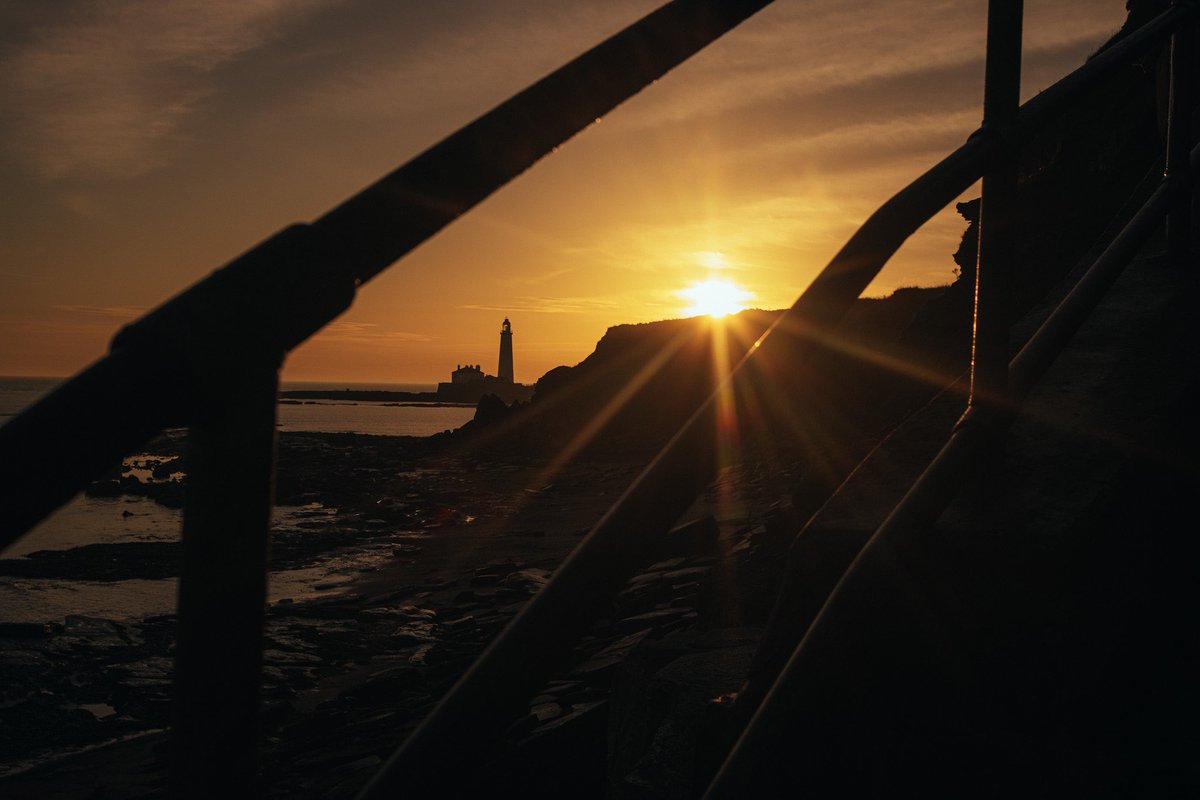 leecartwrightph's tweet photo. St Mary’s Lighthouse at sunrise will never get old. https://t.co/x2VEGz2jya