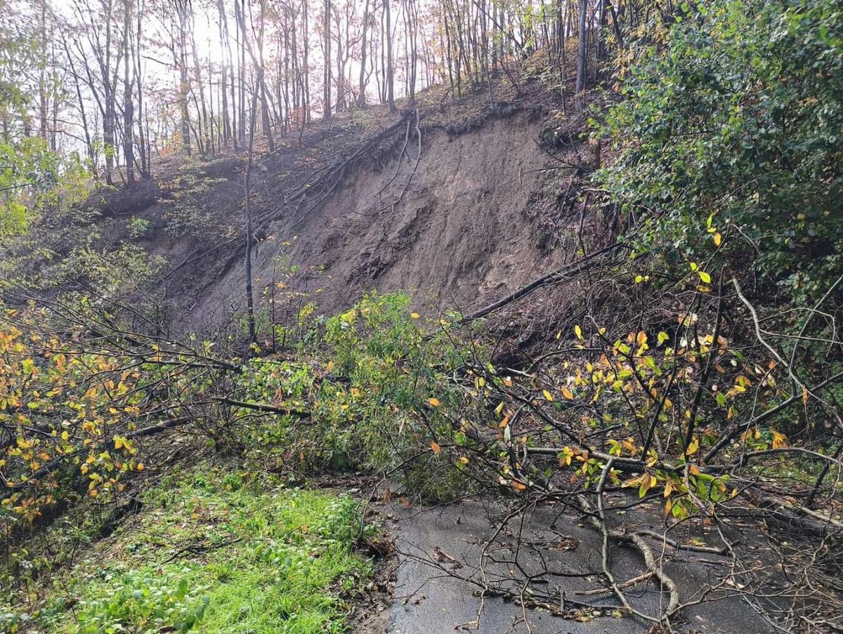 PCProvAL's tweet photo. Le foto della #sp207 di #Olbicella nel comune di #Molare, interessata da #frane in più punti. Sul posto è presente personale della #Viabilità della #Provincia di #Alesssandria
#AllertaMeteoPIE https://t.co/qfR2IXOIYF