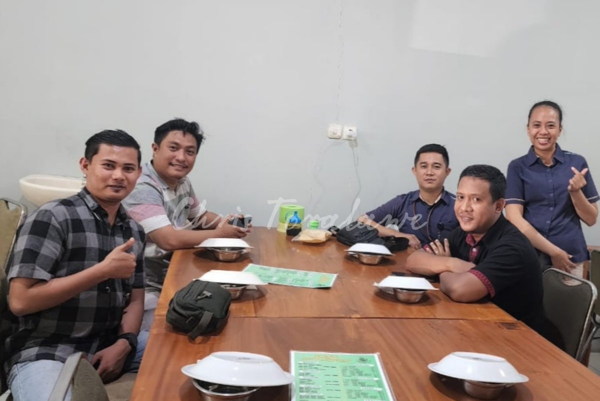 ChrisToralawe's tweet photo. Nongkrong bareng temen π
#endorse #lunch #friends #fighter #partner #kerja #myjobmyadventure #team #sulteng #palu #pibar #minsel #minahasa #makiloputra #tuamalolombulan #manado #poso #pamona #boe #putramakilo #traktir #kuliner #makang #petarung #parlente #StarsEverywhere https://t.co/uOoOi7Wo1W