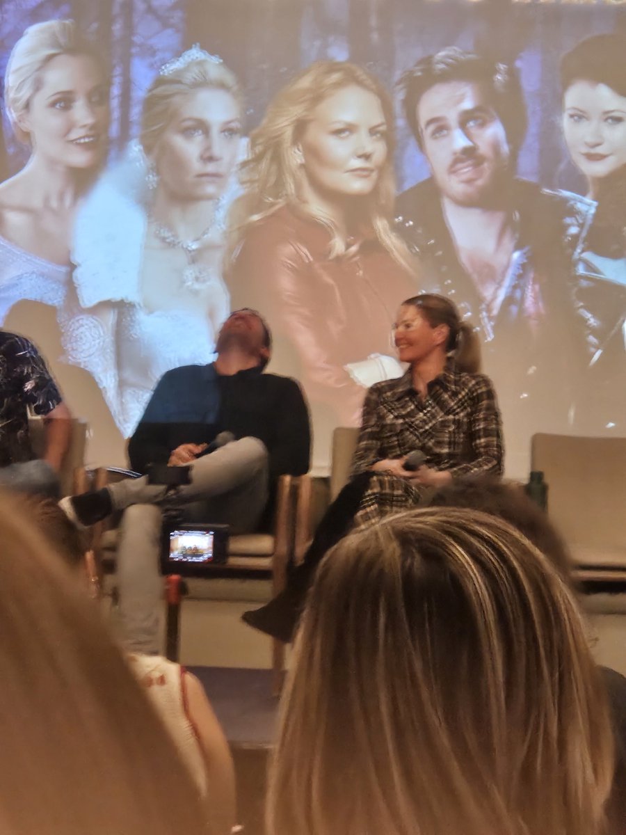 Colin's reaction to Jen saying "Emma loves the Hook." 😂
(Sorry it's so blurry 😆) #FSTP