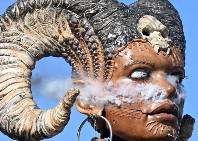 Guy_Fawkes_News's tweet photo. Ce weekend la ville de Toulouse organise dans ses rues un show satanique ou Lilith, gardienne des ténèbres libérée par Hadès, maître du royaume des morts, va "tenter d’ouvrir la voie vers les enfers" et "arpente le monde pour essayer de récupérer des âmes damnées". Honte de rien! https://t.co/m0UVKWfhtS