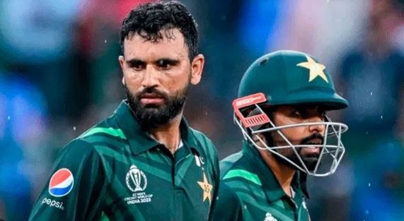 بابر اعظم کے حق میں بولنے پر پی سی بی نے فخر زمان کا سنٹرل کنٹریکٹ ختم کر دیا۔ لگتا ہے آزادی اظہار کے لیے اس ملک کے کسی بھی شعبے میں کوئی جگہ باقی نہیں بچی۔ بقول حبیب جالب مرحوم،
بولتے جو چند ہیں
سب یہ شرپسند ہیں
ان کی کھینچ لے زباں
ان کا گھونٹ دے گلا
#Pakistan #FakharZaman