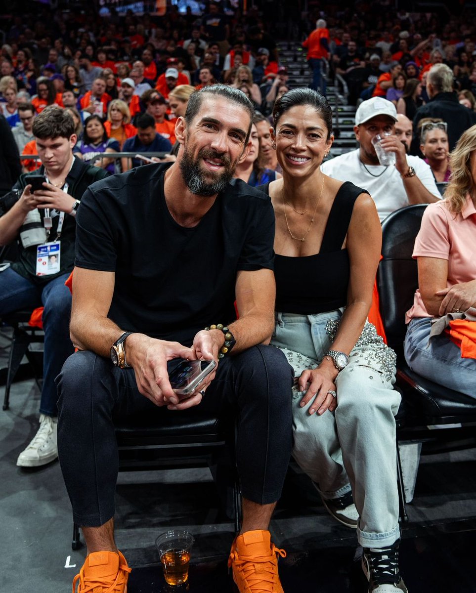 NBAIndia's tweet image. 2️⃣3️⃣x Olympic Gold Medalist, Michael Phelps, was courtside for the Mavericks vs Suns game! 🥇🙌

#CelebRow #MichaelPhelps