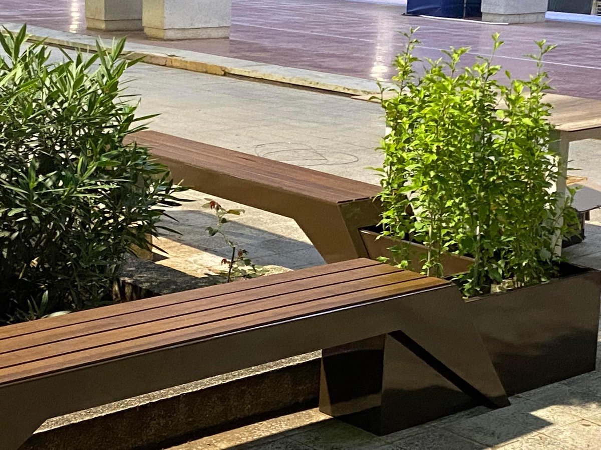AkliAmrouche's tweet photo. Nouvelle gamme ORION : Ce banc élégant conçu par Exterioris allie structure métallique robuste et assise en HPL, un matériau durable et résistant aux intempéries. Idéal pour vos espaces extérieurs : Style, confort, modularité et longévité. Prix compétitif -Www.exterioris.com https://t.co/G8XD1eu1CV
