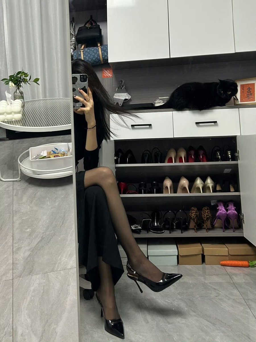 wy14589's tweet photo. 这辈子这么喜欢黑色 姐���辈子肯定是瓶墨水！ https://t.co/uyuPfMIrq1