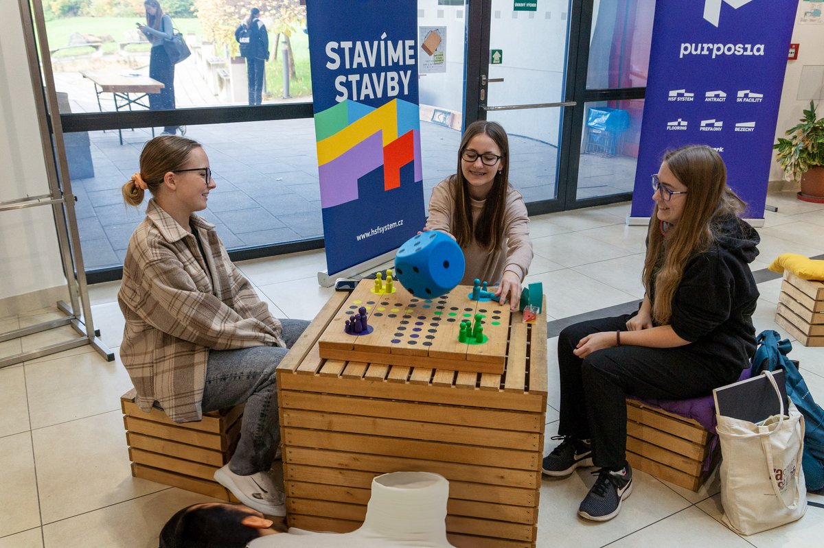 HSFSystem's tweet photo. Společnost HSF System, která dlouhodobě podporuje studentských projekty a vzdělávání ve stavebnictví, byla součástí akce Hod cihlou na VŠB-TUO! 🧱🎓 Akce slouží k přivítání nových studentů Fakulty stavební a k podpoře jejich prvních kroků na univerzitě. 💪 #hsfsystem #vsb https://t.co/9zquTwM339