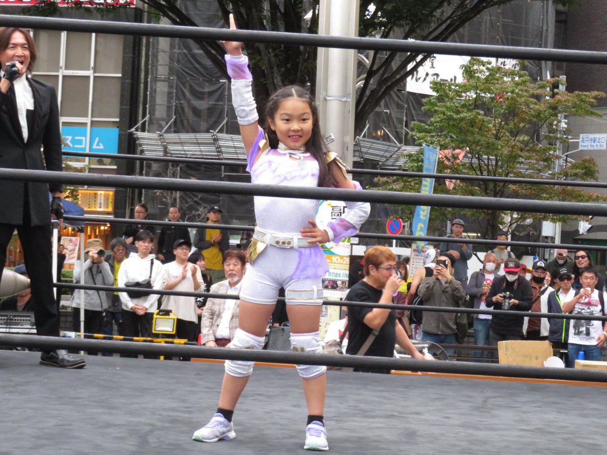 de_rlanger's tweet photo. 10.27 高円寺フェス（プロレス）
高円寺北口広場

第1試合　hotシュシュ提供
緋彩ませ ×vs 芭奈子○

ゆづき選手が体調不良により、可愛いらしいプロレスラーが見れたぞ！
こんな小さいな子のプロレスラーがいるとは知らなかった
試合は芭奈子選手の勝利‼️

#高円寺フェス
#hotシュシュ https://t.co/X7p3Ij6Mj0