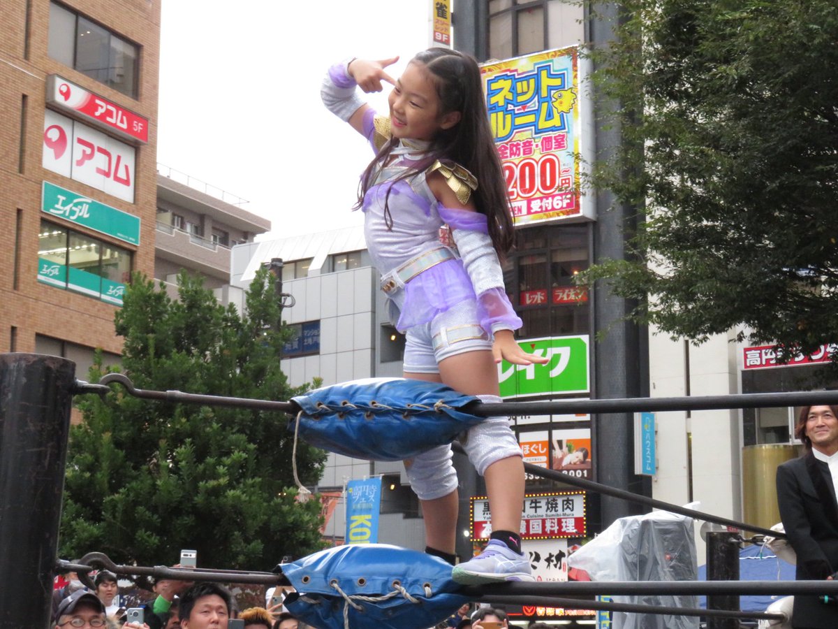 de_rlanger's tweet photo. 10.27 高円寺フェス（プロレス）
高円寺北口広場

第1試合　hotシュシュ提供
緋彩ませ ×vs 芭奈子○

ゆづき選手が体調不良により、可愛いらしいプロレスラーが見れたぞ！
こんな小さいな子のプロレスラーがいるとは知らなかった
試合は芭奈子選手の勝利‼️

#高円寺フェス
#hotシュシュ https://t.co/X7p3Ij6Mj0