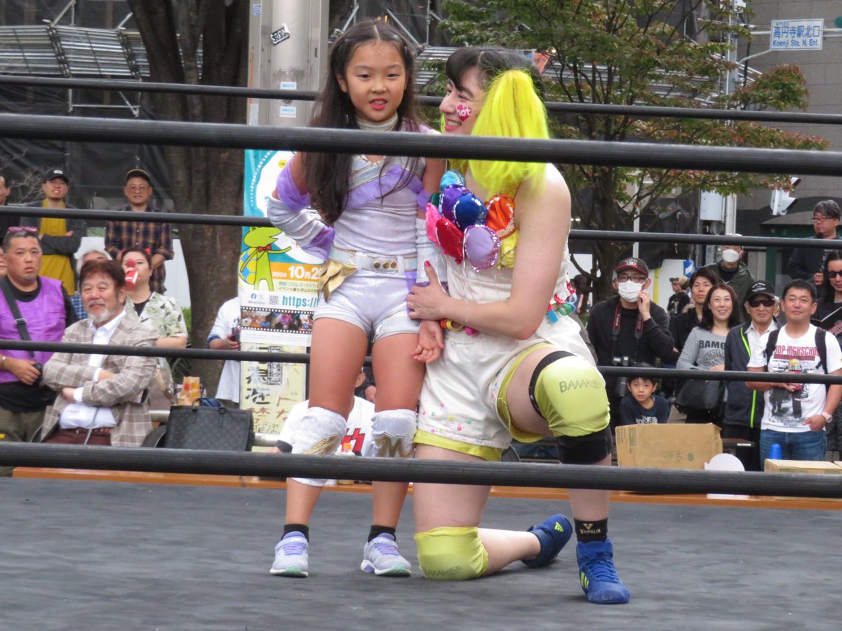de_rlanger's tweet photo. 10.27 高円寺フェス（プロレス）
高円寺北口広場

第1試合　hotシュシュ提供
緋彩ませ ×vs 芭奈子○

ゆづき選手が体調不良により、可愛いらしいプロレスラーが見れたぞ！
こんな小さいな子のプロレスラーがいるとは知らなかった
試合は芭奈子選手の勝利‼️

#高円寺フェス
#hotシュシュ https://t.co/X7p3Ij6Mj0