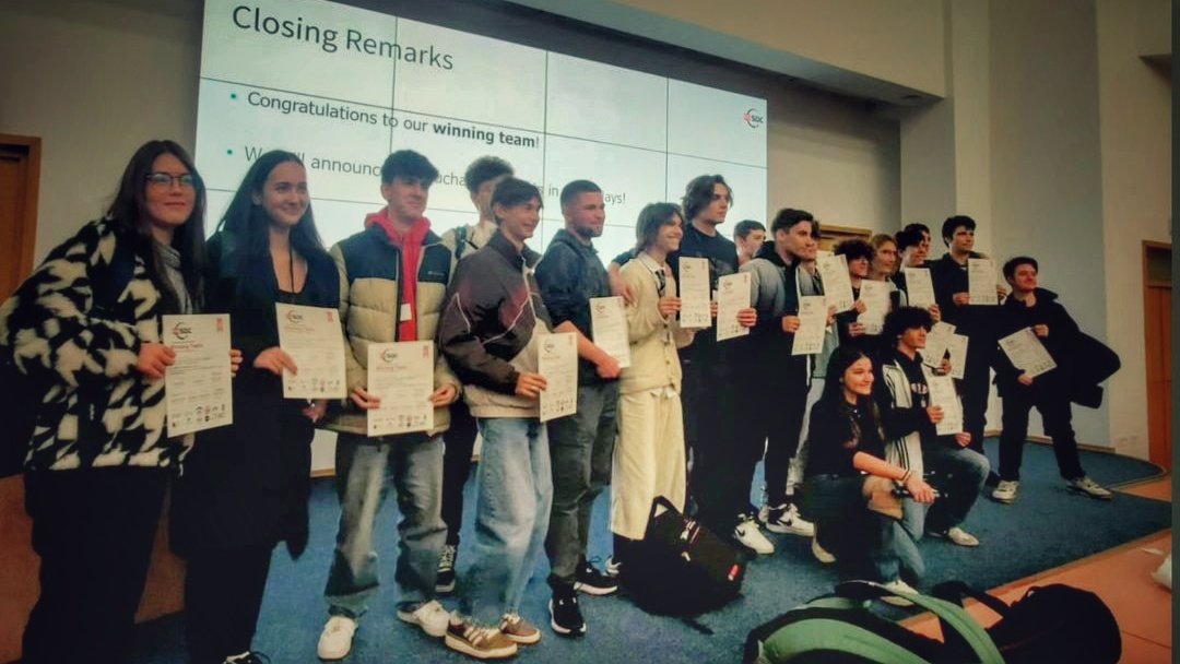 CoderDojoOradea's tweet image. 🚀 5 former CDOSR members qualify for ROSDC national finals in Bucharest! Out of 12 Oradea students at ROSDC Cluj, our CanSat alumni dominated the competition. Congrats David, Mark, Daria, Alin & Antonio! 🌟