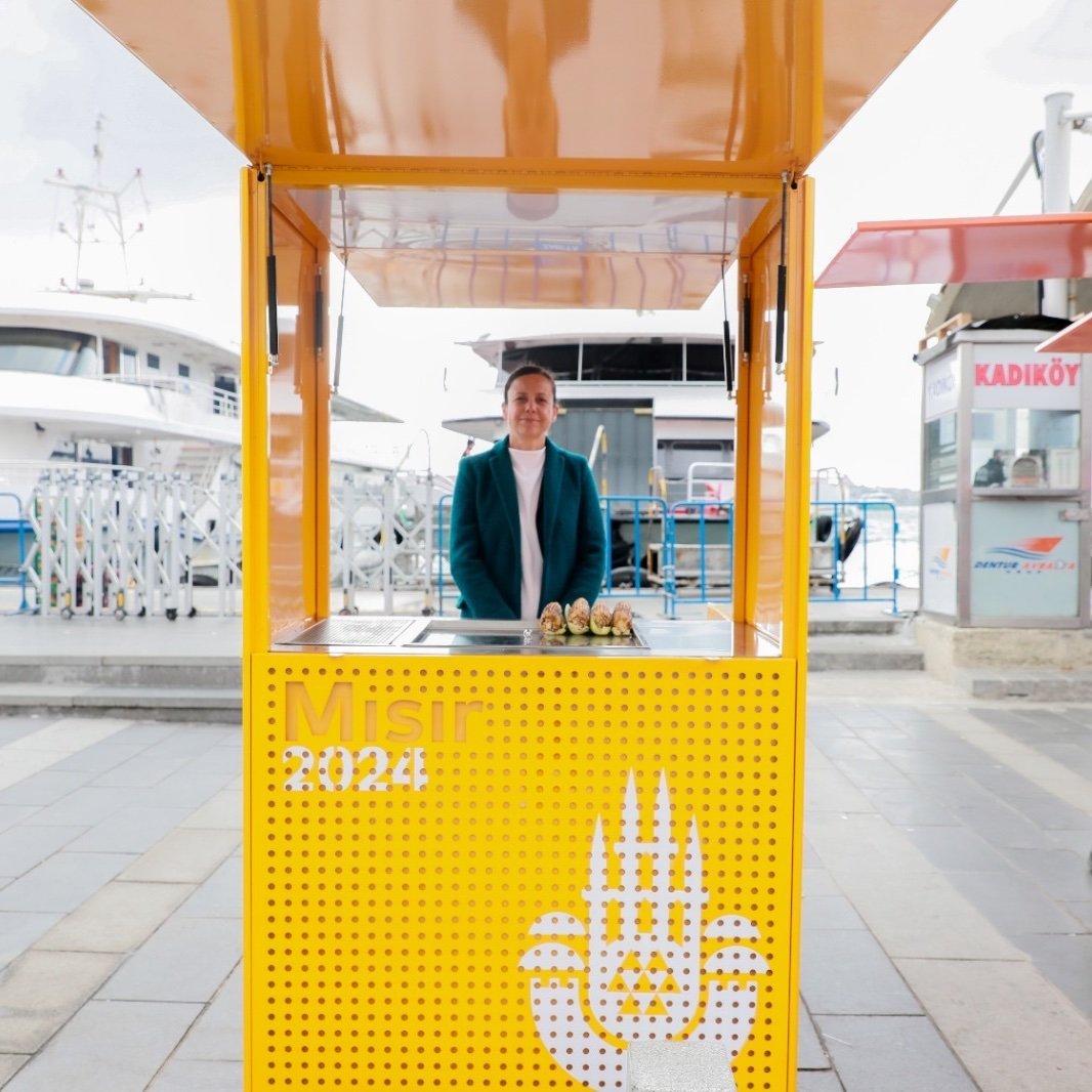 İBB'nin yeni tasarım simit, kestane ve mısır arabaları Beşiktaş Meydanı'nda kullanılmaya başlandı.