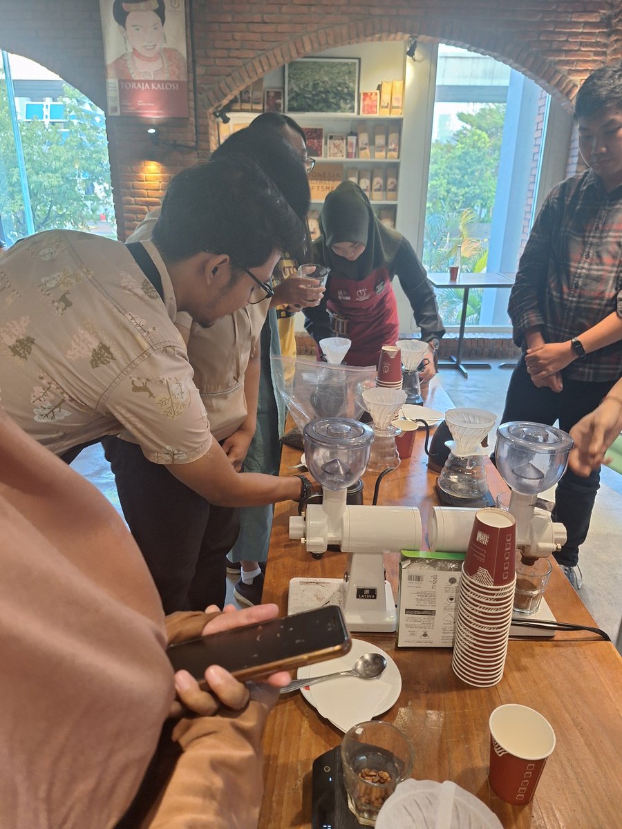 shaadl's tweet photo. Selain itu ada sesi praktek langsung manual brewing juga yang diajarkan oleh Kak Yoko dari Indonesia Coffee Academy

#bersamabergerakberdaya
#indonesiamajubareng https://t.co/so2XocTScM