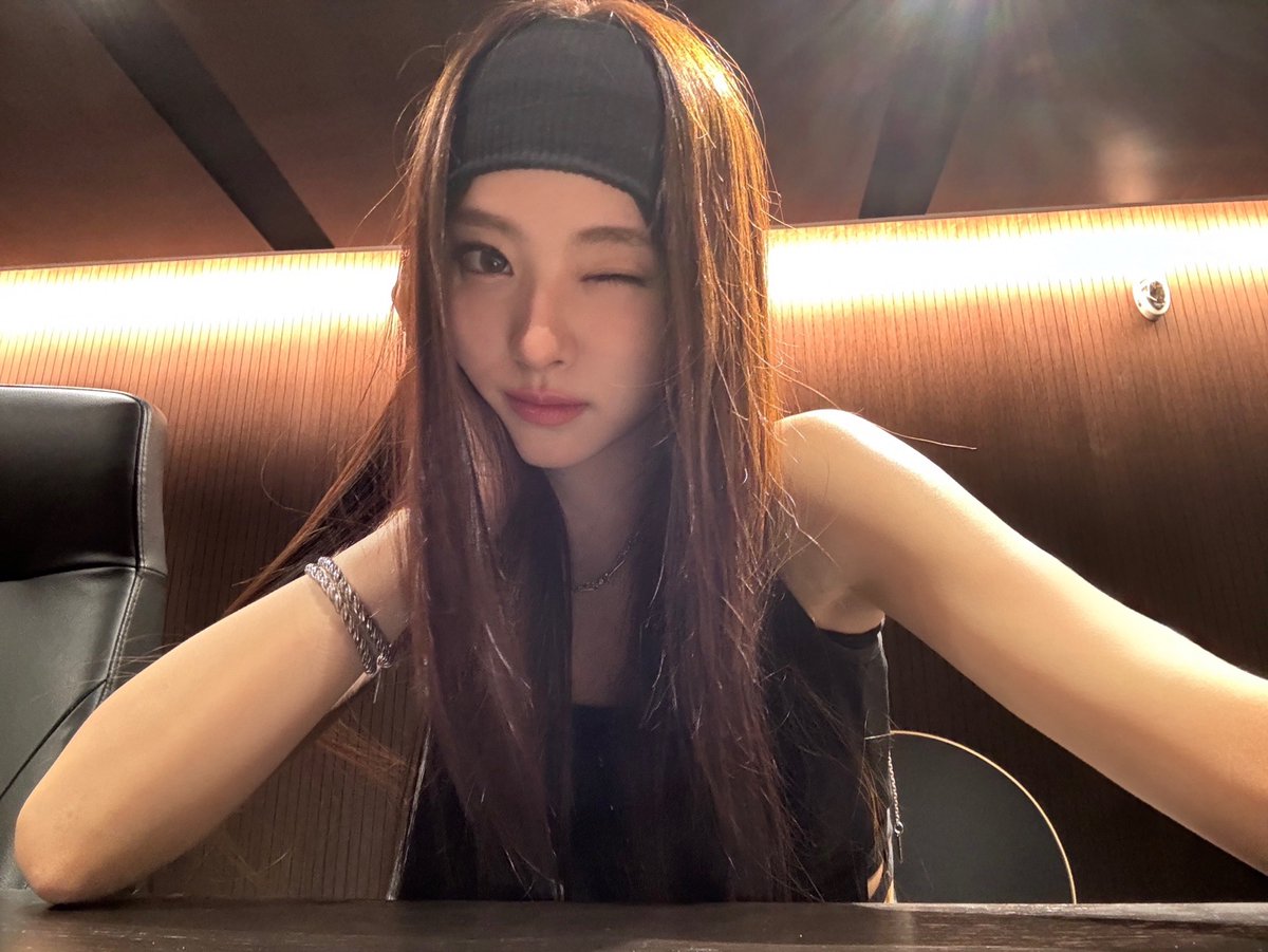 MEOVV_talk's tweet image. 😕😉

#MEOVV #미야오
#ANNA #안나