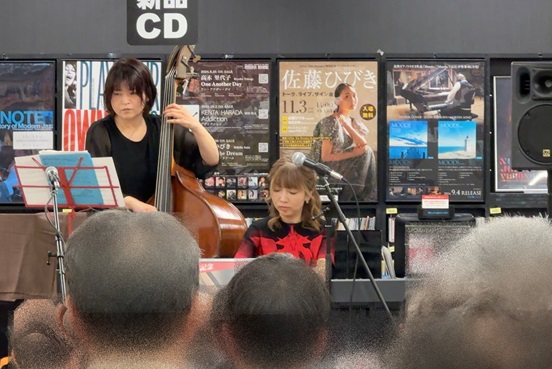 JazzTOKYO's tweet photo. 本日は、山中千尋さんインストア・ライヴ＆サイン会にご来場いただいた皆さま、ありがとうございました。新作『Carry On』から演奏いただき、大変盛り上がりました！トークも面白かったです♪サイン会も長蛇の列に・・山中さん、楽しい時間をありがとうございました！ https://t.co/o4rqyiuqYP