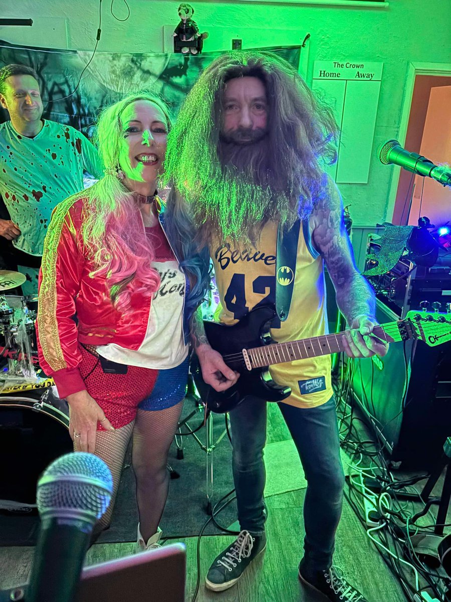 HarryGrowler's tweet image. Insane Halloween gig at the Crown in Outwell last night, still buzzing this morning!!