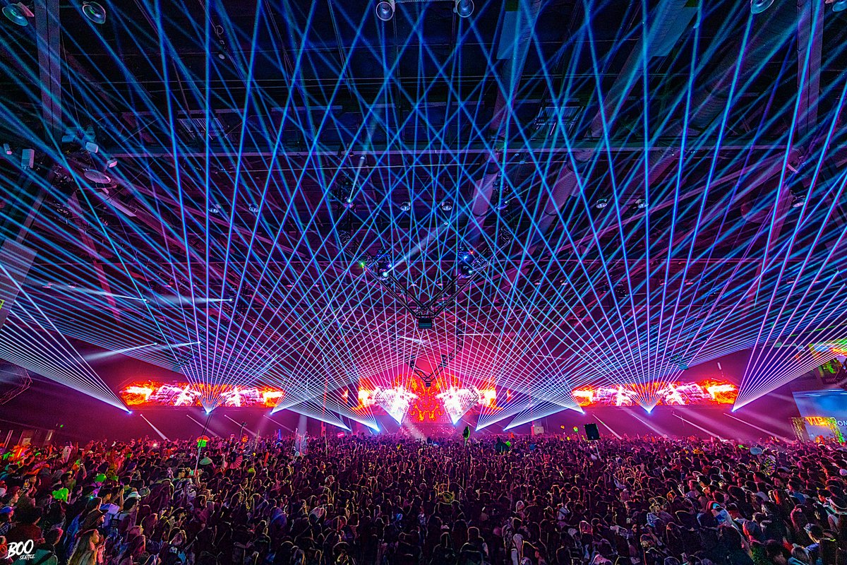 BOOHalloween__'s tweet photo. THE DARKNESS LIFTS BUT THE MEMORIES REMAIN... 💚 You summoned the energy, the mystery, and the magic! Until we meet again - keep the shadows close. 🌘 #BOOSeattle https://t.co/odqlnWeM3O