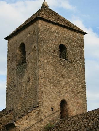 bnmagi's tweet photo. L'église à #Bissy-sur-Fley est de style romane du XIe/XIIe avec ses bandes lombardes sur la façade de la nef Elle a été remaniée par l’ajout d’une chapelle au XVe et un chœur et un clocher à l’époque moderne Elle abrite un joli vitrail Une cloche de 340 kg a été installée en 2013 https://t.co/SRs50V2SPV