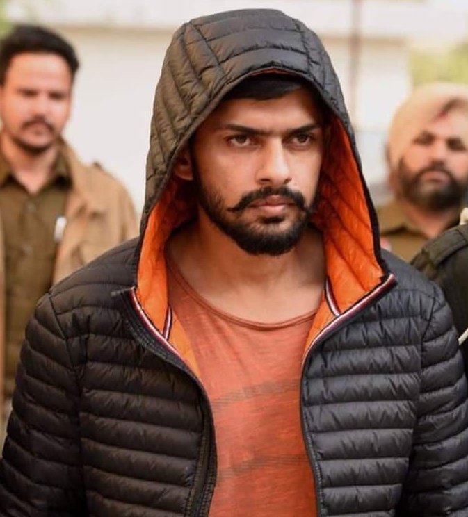 rajput_of_india's tweet photo. बाबा सिद्दीक़ी मुसलमान ?
नवीन भड़ाना गुज्जर ? 
राजू ठेठ जाट ?
रायका समाज के युवक की राजस्थान में हत्या ?
कुलदीप सरपंच जाट ? 
20 से ज़्यादा और जाट समाज के युवाओं की हत्या? 

प्रीतम भारद्वाज  ब्राह्मण ? 
गुड़गाँव ,नीरज यादव अहीर ? 
सिद्धू मूसेआला सिक्ख पंजाबी जट्ट ?
 सुखदेव सिंह गोगमेड़ी राजपूत ?
 मरवाये तो उसने कई समाज के लाल, लेकिन विरोध डटकर खुल्लेआम सिर्फ़ राजपूतों ने किया ? 
 दुश्मन को दुश्मन मानने का ललकारने का कलेजा है हमारे में, 
ईनाम रखकर विरोध करना, खुलेआम कोई राजपूतों से सीख लेना, क्या सुनोगे इस क़ौम के बहादुरी के क़िस्से, 
   ठाकुर का बैर बूढ़ा कौनी होवे भाई, 
दोस्ती और दुश्मनी सिद्दत से निभाना जानते है हम, 

  ( कभी ख़ुद के भी समाज का मरवाना जिस समाज से तू Belong करता हैं, फिर बताना और महसूस करना दर्द क्या होता हैं ) भाई से प्यारा इस जगत में कुछ ना होता, इन सबके घर की बहन बेटी विधवा हुई है, बच्चे अनाथ हुए हैं, 
उनसे जाकर पूछो दर्द क्या होता हैं, भरी जवानी में गये यह सब ?
 हमारी कौम ज़िंदा हैं- पूरा समाज नहीं मरेगा, आजीवन विरोध रहेगा, राजपूत हाँ हम, दोस्त को दोस्त दुश्मन को दुश्मन कहते हैं, धोखे से वार करना हमारे खून में नहीं हैं

जय भवानी 🙏🚩