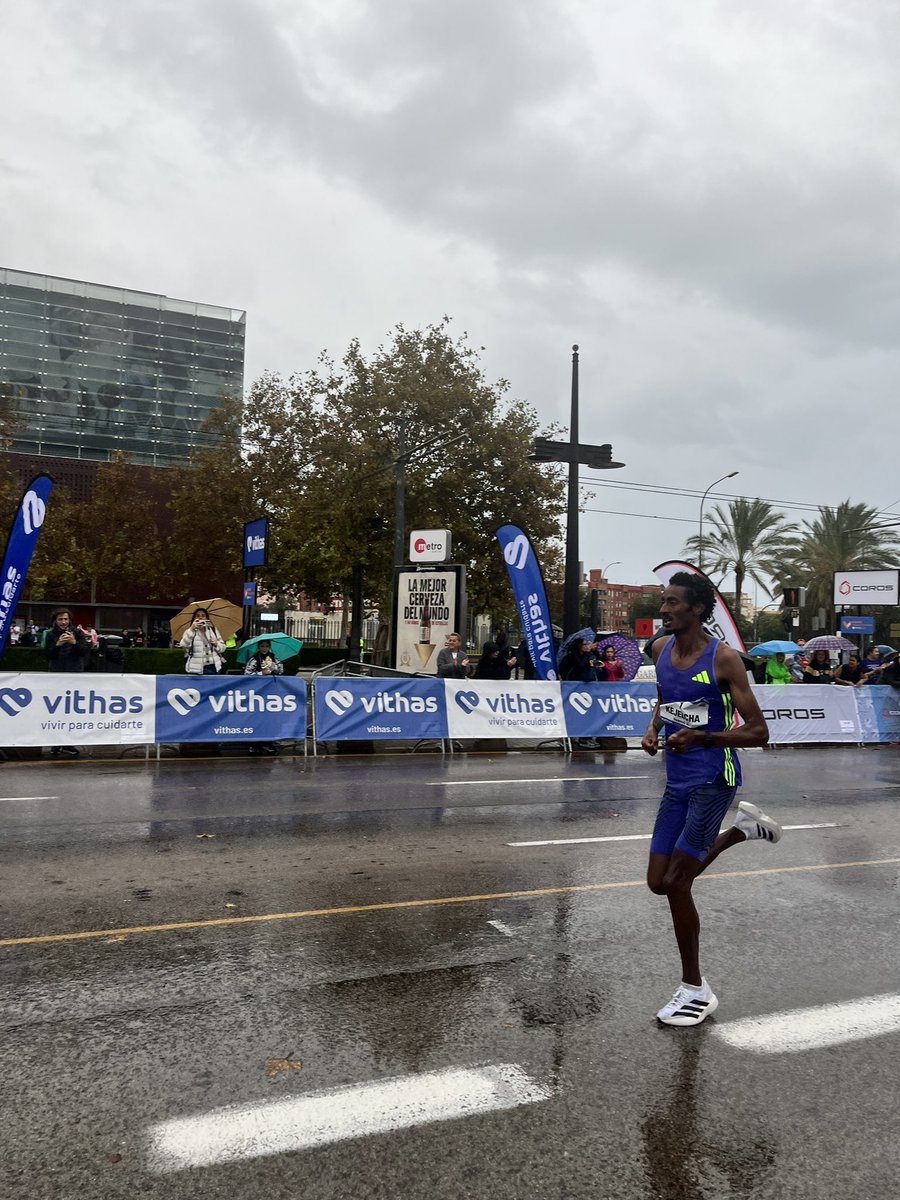 nro22's tweet photo. Yomif kejelcha, récord del mundo del @MedioMaratonVLC con un tiempo de 57:30 🥇💙 @Vithas 

#VivirParaCuidarte #CuidamosTuPasion https://t.co/LOzeQNZxpg