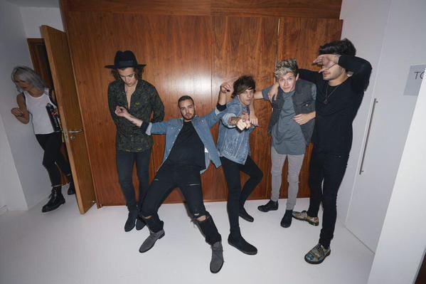 onedfess's tweet photo. [oned] siapa yg bilang kalau cover album four ga modal???? ternyata beneran ga modal gaes, bgnya itu lemari random aja🥲🥲 https://t.co/C6TaDnz5Yd