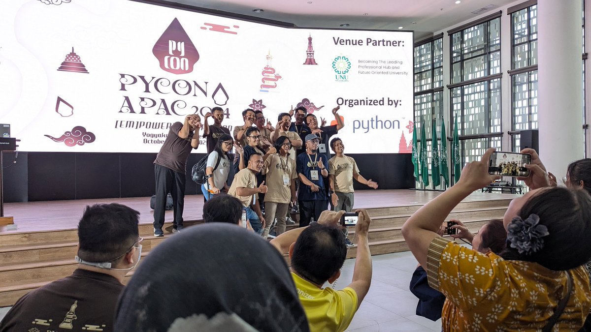 shimizukawa's tweet photo. Thank you PyCon APAC 2024 Organizing members!
#PyConAPAC #PyConAPAC2024 https://t.co/Mfx4C307pf