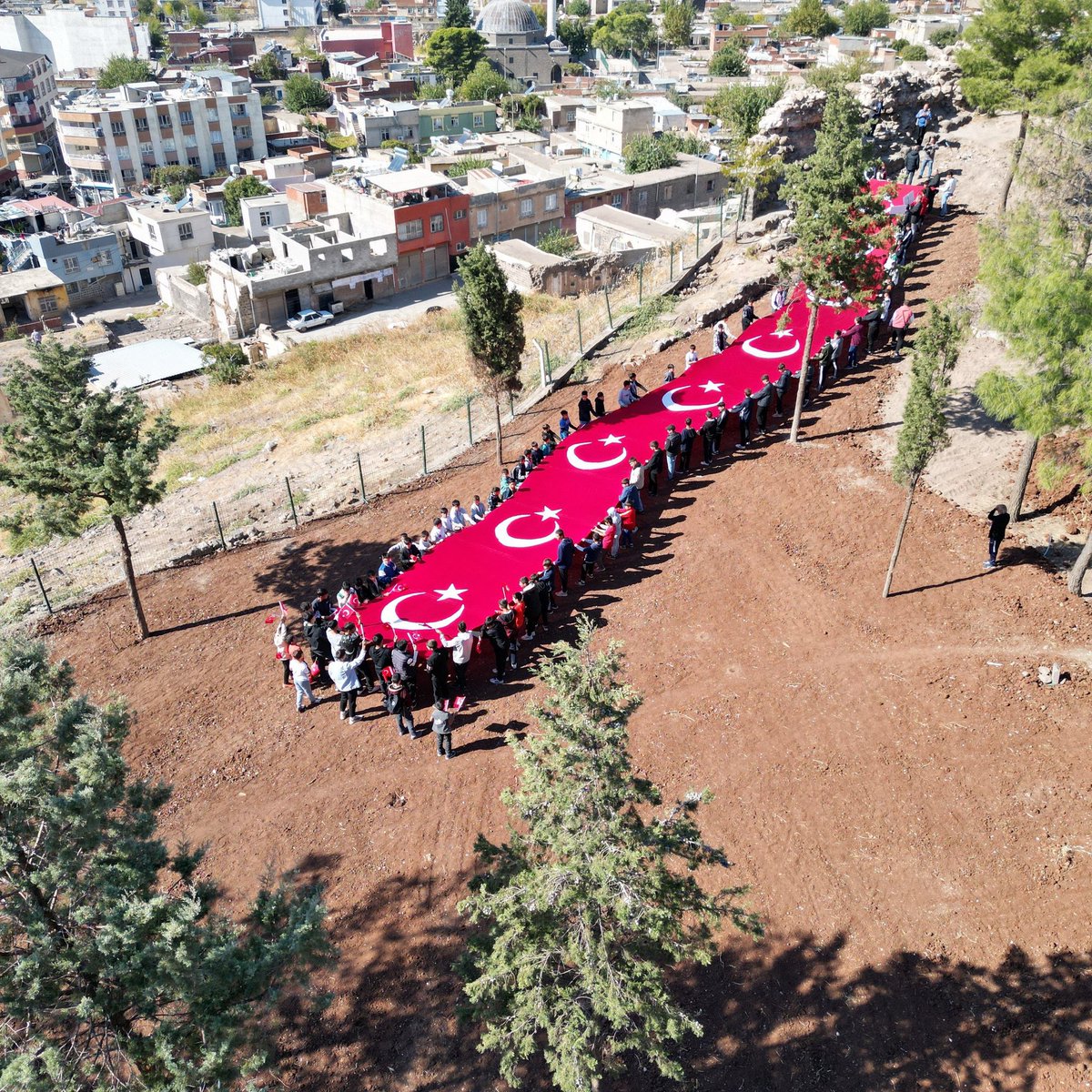 Şanlıurfa, Siverek'te Cumhuriyetin 101. yılında 101 öğrenci dev bayrakla kaleye çıktı.