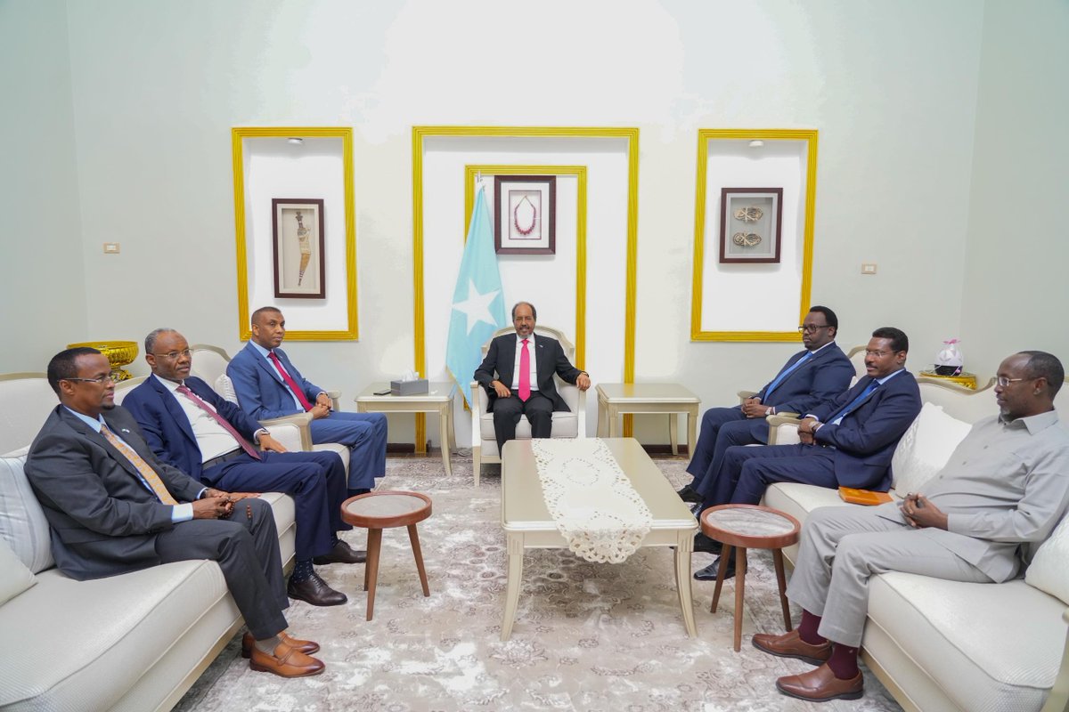 TheVillaSomalia's tweet photo. Madaxweynaha Jamhuuriyadda Federaalka Soomaaliya Mudane Xasan Sheekh Maxamuud ayaa guddoomiyey Shirka Madasha Wadatashiga Qaranka oo maanta dib uga furmay Caasimadda Muqdisho.

Shirkan oo ay ka soo qeyb-galeen Madaxda Xukuumadda Federaalka Soomaaliya, Madaxweyneyaasha Dowlad-goboleedyada iyo Maamulka Gobolka Banaadir ayaa lagaga arrinsanayaa amniga, horumarinta dalka iyo dhameystirka hannaanka dimuquraadiyeynta.