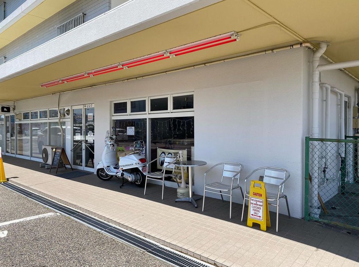 HangOut_2023's tweet photo. 今回協力して下さるフードブースの紹介をさせて頂きます！

THE US BURGER   （フード）

新潟市中心部に店舗を構えるTHE US BURGER様がフードブースとして出店です！
100%USビーフでボリュームもUS🇺🇸なハンバーガーをぜひご賞味ください！

#HangOut 
#ハングアウト 
#ハンバーガー https://t.co/w37sjAxeuQ