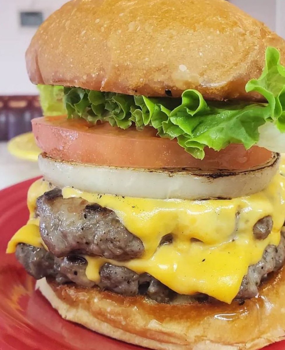 HangOut_2023's tweet photo. 今回協力して下さるフードブースの紹介をさせて頂きます！

THE US BURGER   （フード）

新潟市中心部に店舗を構えるTHE US BURGER様がフードブースとして出店です！
100%USビーフでボリュームもUS🇺🇸なハンバーガーをぜひご賞味ください！

#HangOut 
#ハングアウト 
#ハンバーガー https://t.co/w37sjAxeuQ