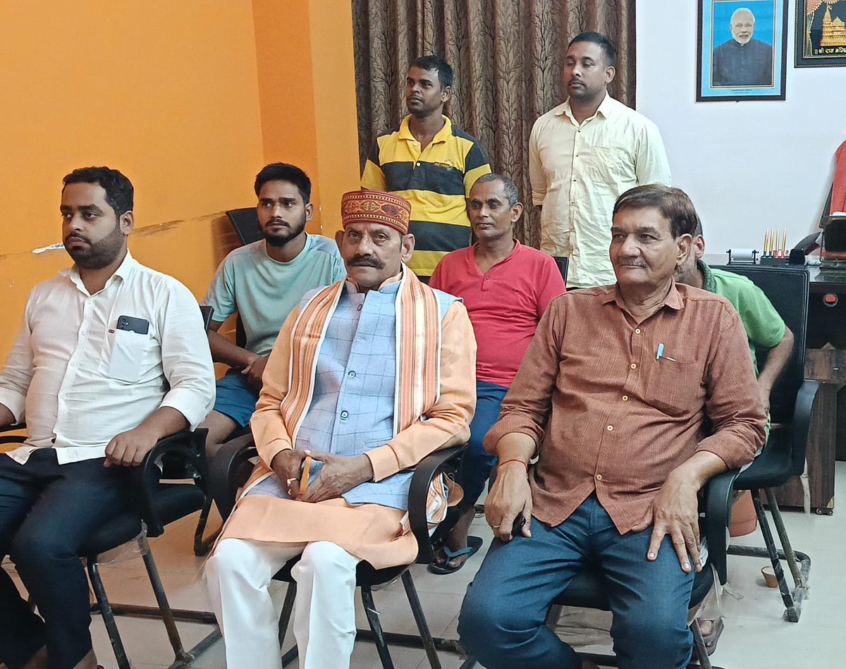 GirishTiwaribjp's tweet photo. प्रधानमंत्री श्री Narendra Modi जी की 
 'मन की बात 115' वां एपीसोड कार्यक्रम को उच्च प्राथमिक विद्यालय जिला पंचायत बुथ संख्या 245 पर पर पार्टी कार्यकर्ताओं के साथ सु��ा गया https://t.co/YOvD2QHZMS