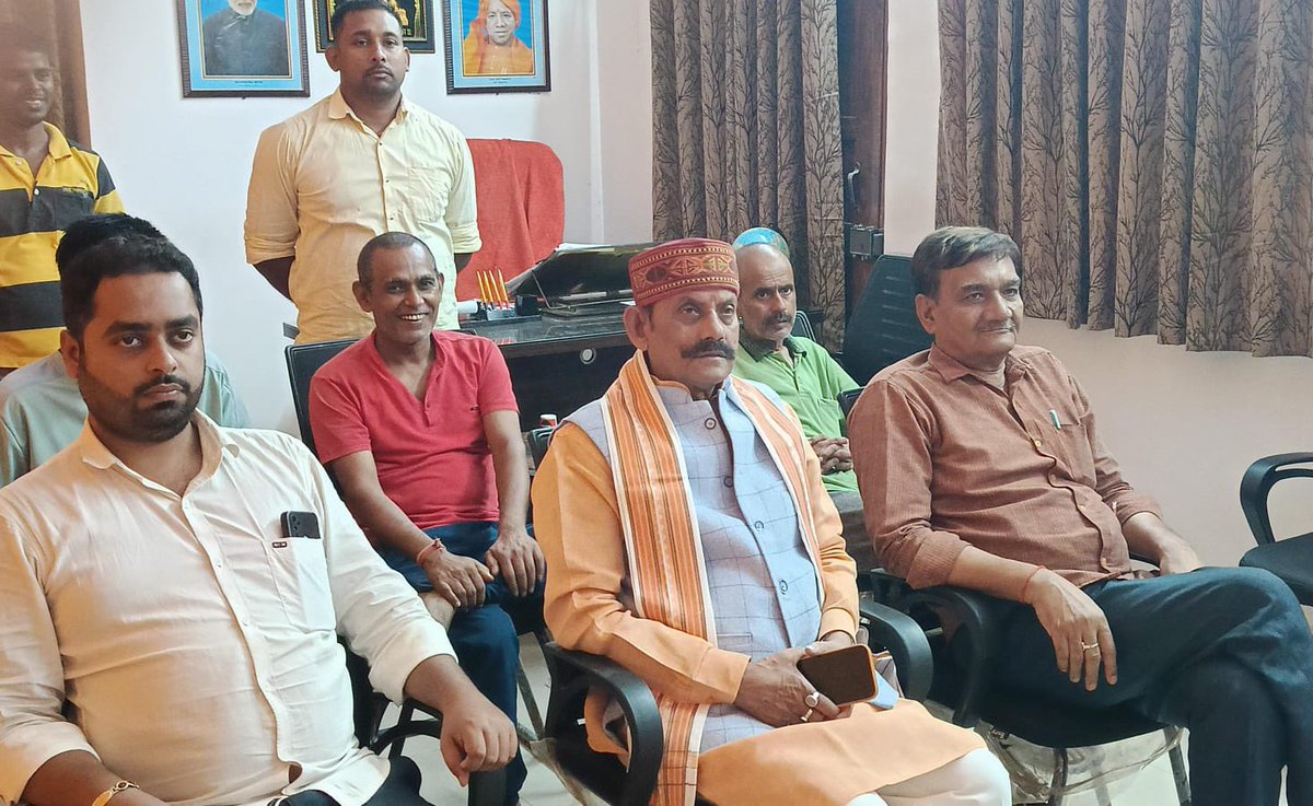 GirishTiwaribjp's tweet photo. प्रधानमंत्री श्री Narendra Modi जी की 
 'मन की बात 115' वां एपीसोड कार्यक्रम को उच्च प्राथमिक विद्यालय जिला पंचायत बुथ संख्या 245 पर पर पार्टी कार्यकर्ताओं के साथ सु��ा गया https://t.co/YOvD2QHZMS