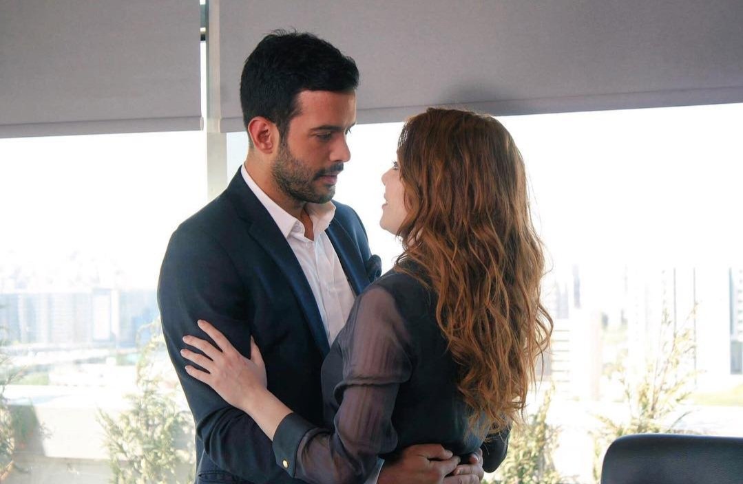 Günaydın.. Pazar gününüz şahane geçsin 🧡🖤

#ElçinSangu #BarışArduç #KiralıkAşk
