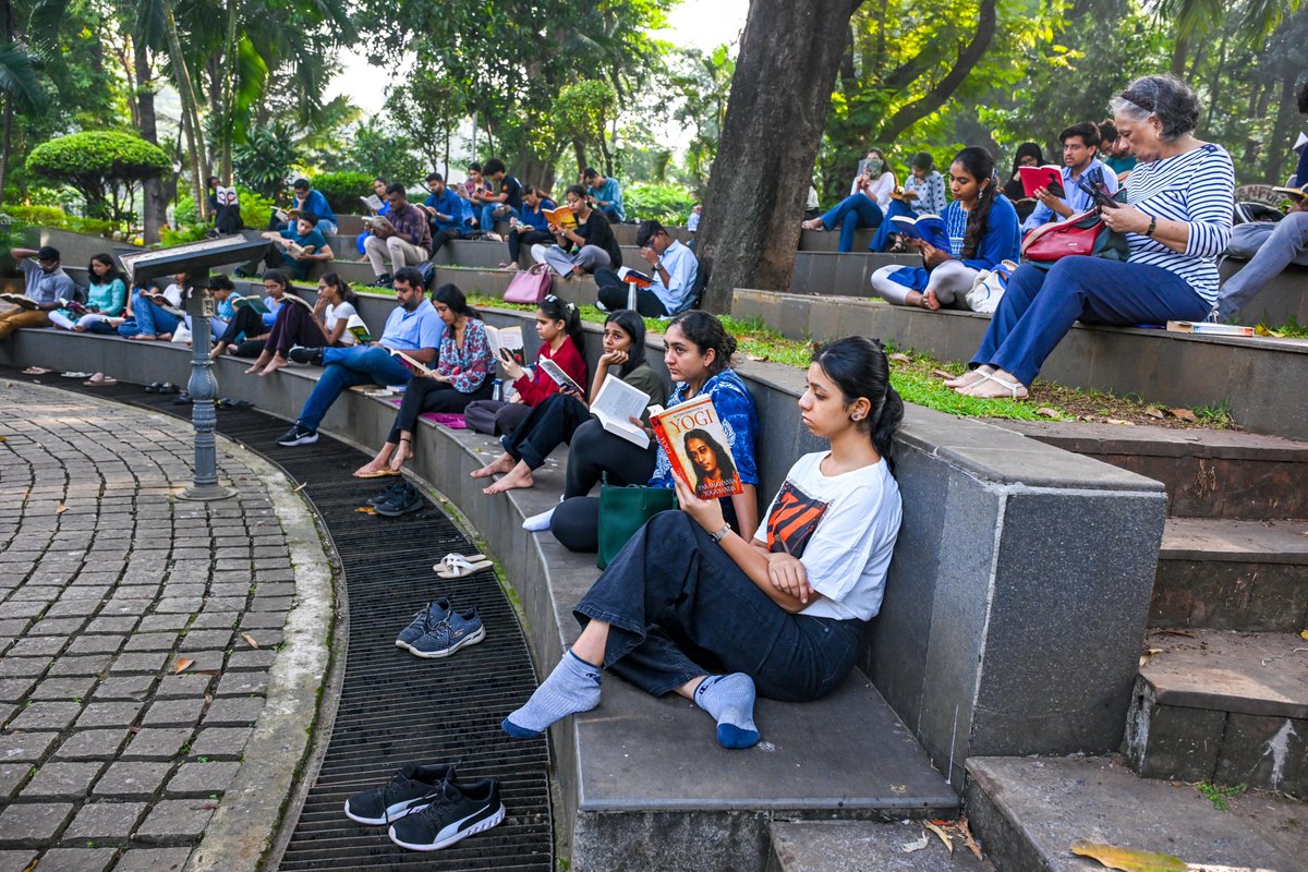 #BombayBookies a community of book lovers who come together every Sunday morning in a Mumbai garden for two hours of silent reading. 
📸Emmanual Yogini (<a href="/EmmanualYogini/">Emmanual Yogini</a>)