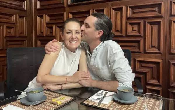bereaguilarv's tweet photo. ¿Quién es el verdadero #JuniorToxico? 

Rodrigo Imaz, hijo de Sheinbaum, inauguró una intervención artística en el Museo de Arte Moderno, uno de los más importantes del país. Su exposición consistía en 100 balones desinflados reconvertidos en macetas…

El cuestionamiento surge porque Rodrigo no es ningún artista consagrado, no tiene obra propia en alguna colección importante pero para esa exposición compartió espacio con artistas de otra talla. Pero no es influyentismo ni nepotismo…