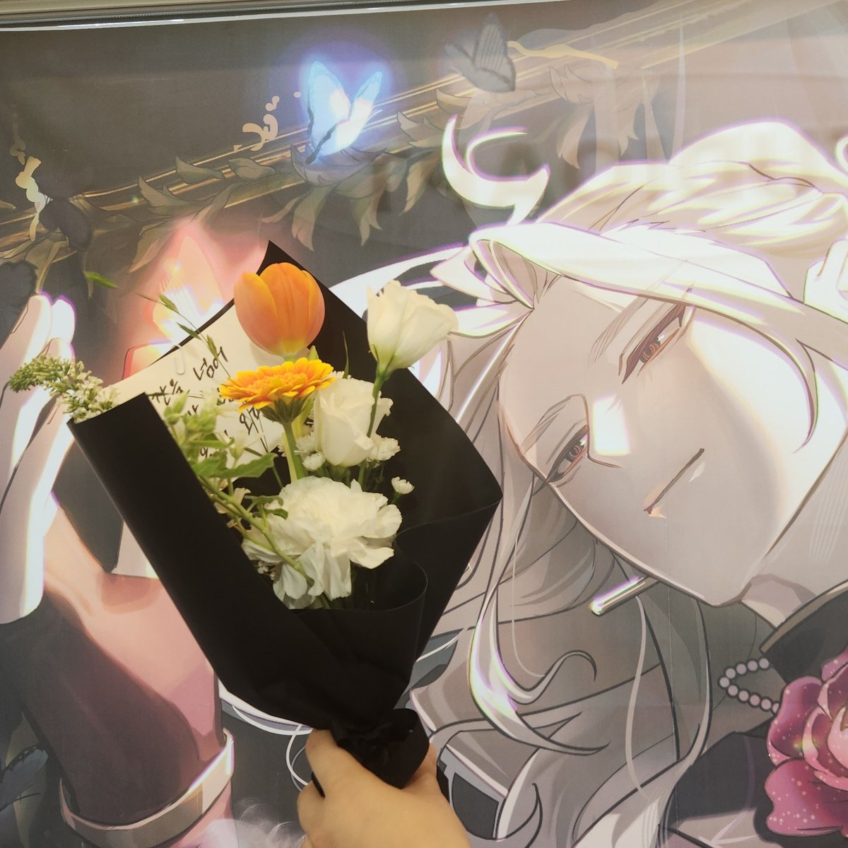 익명의 프로듀서님께서 각하처럼 하얗고 아름다운 꽃을 선물해주셨습니다

먼길 발걸음 해주셔서 너무 감사합니다🧡