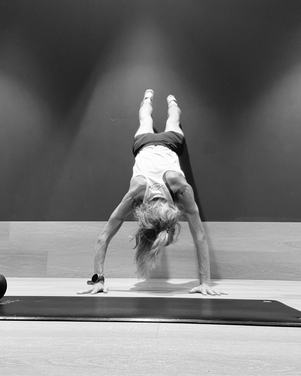 🙋‍♀️ uke 44 er styrkeuka. helsedirektoratet.no/tema/fysisk-ak…
🙋‍♀️ Styrketrening er viktig for alle dagligdagse gjøremål. Du behøver ikke masse utstyr- kroppen din er det viktigste apparatet. 
🤸‍♀️ Bruk fantasien. Hva med å stå på henda? 
😊 Hva er din? #hverdagssterk #helsedirektoratet