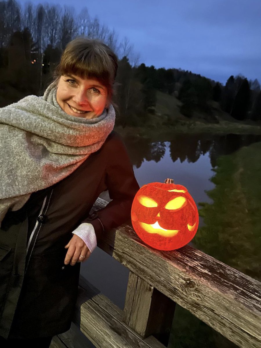 Nyt on melkoinen elämys takana, nimittäin tuhansia valaistuja kurpitsoja samassa pellossa. 👀🎃 Teosten takana ovat maanomistajan palkkaamat ukrainalaiset ja kambodzalaiset. Mahtava elämys, jonka ehtii tänään vielä (ihan ilimaiseksi) kokea.
#kurpitsaviikot