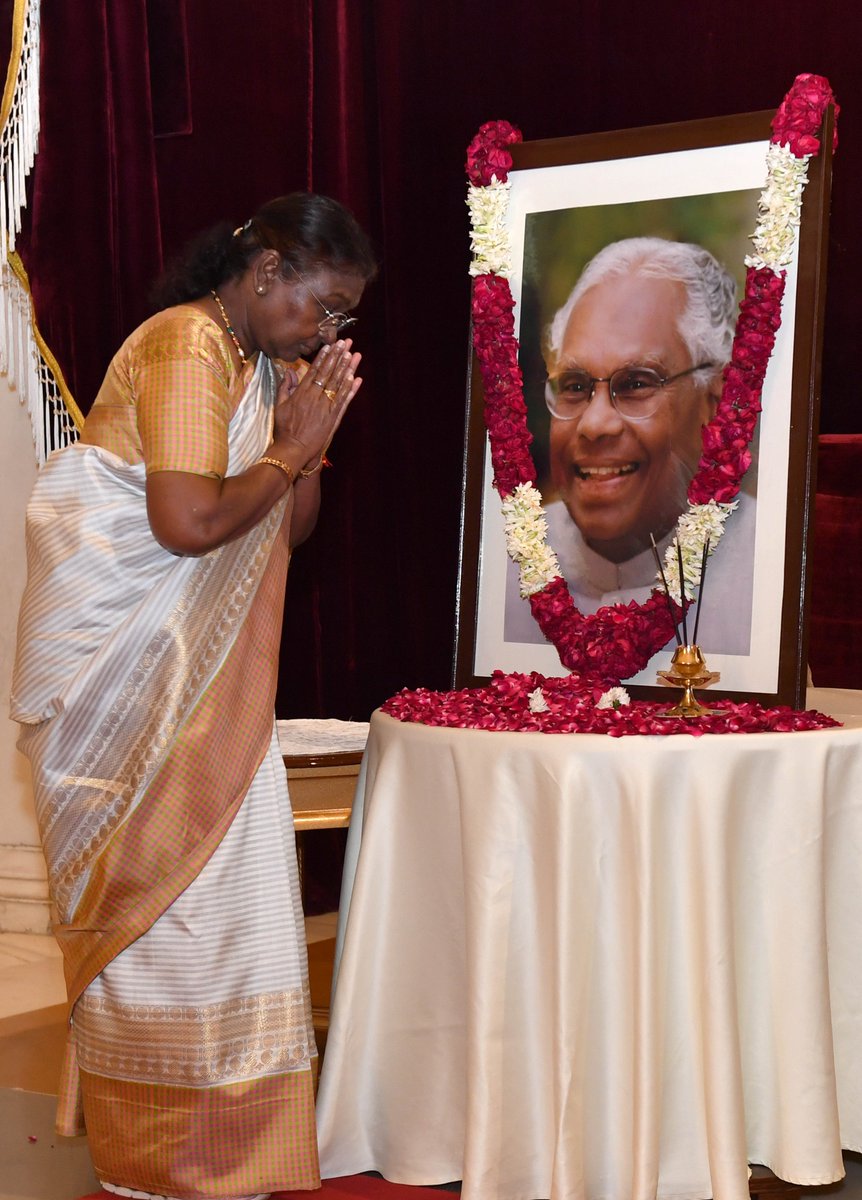 rashtrapatibhvn's tweet photo. President Droupadi Murmu paid floral tributes to Shri K.R. Narayanan, former President of India, on his birth anniversary at Rashtrapati Bhavan. https://t.co/LC2ZFAEC8a