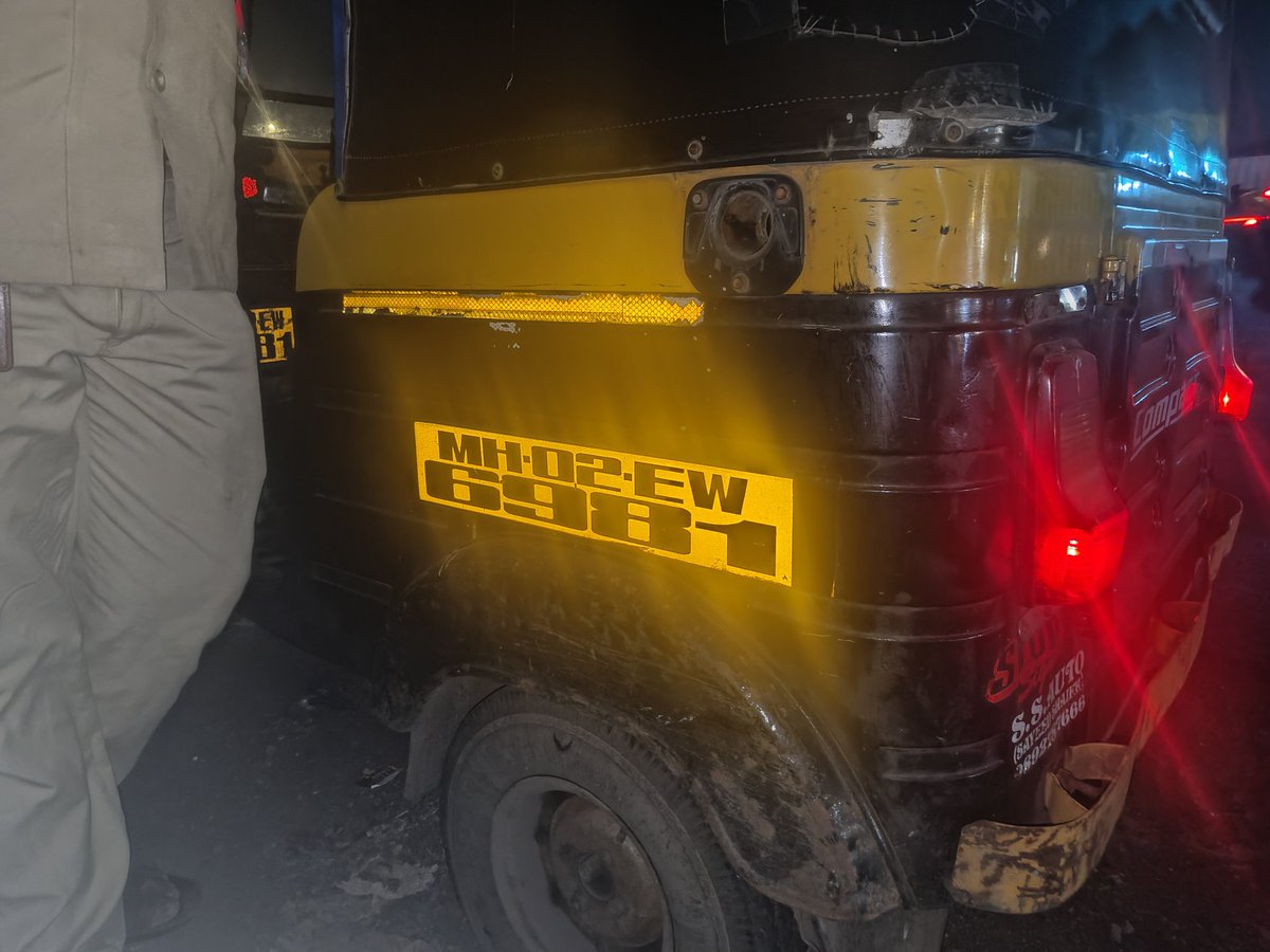 YUVI_NISH's tweet photo. Last night, while travelling from Ghatkopar to Sion, I encountered this Rickshaw with an abnormally fast meter!

Thanks to @MumbaiPolice recent social media awareness posts, I could figure out what was happening 

Spotted a check-naka &amp; handed the culprit to a Cop on duty https://t.co/pzsM6jFGe2
