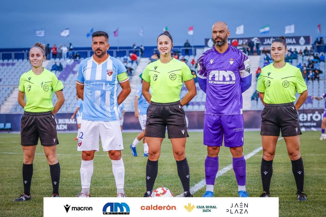 ZHRealJaen's tweet image. Ayer tarde momento histórico, primera vez en la historia en La Victoria que el trío arbitral era femenino, además fue un buen arbitraje. #lasmujeresalpoder #realjaencf