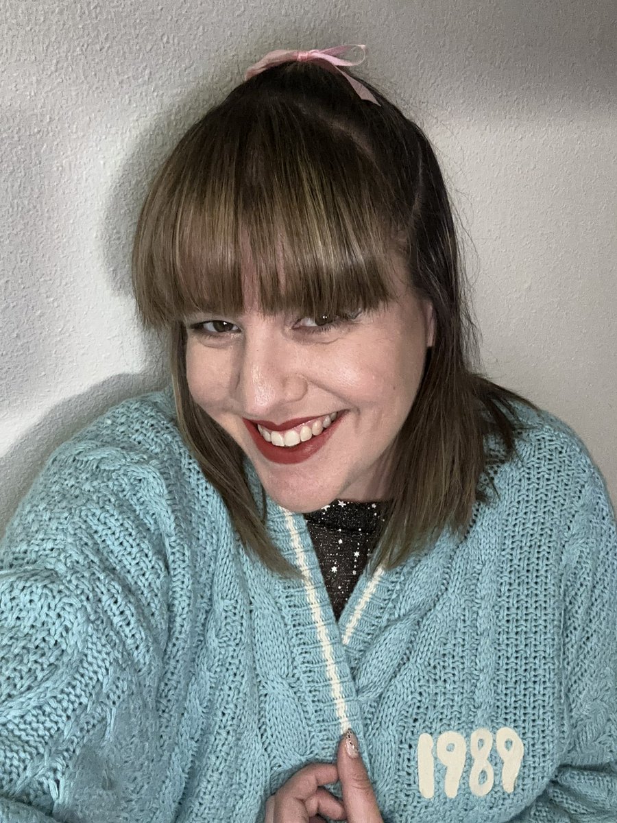 SecretGardenMel's tweet photo. I drew the cat eyes sharp enough to kill a man, just in time for my Midnight Cardigan to come in. Guess Iโm on my Vigilante Shit again out here in the Pacific Northwest? Though I donโt know, itโs also time to go back to 1989!! #2YearsofTSMidnighTS #midnighTS @taylornation13 https://t.co/F39Z1LBupX