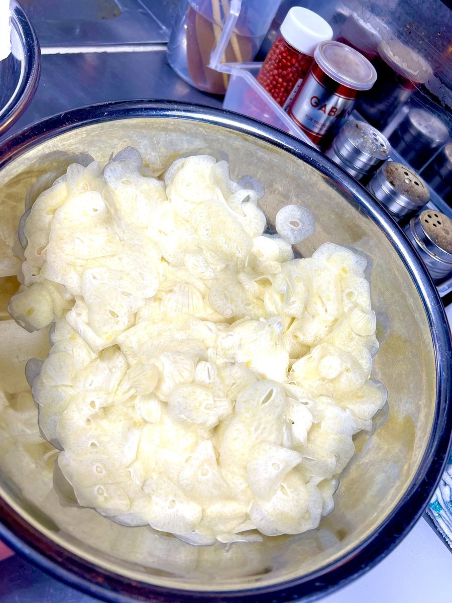 RbGarlic's tweet photo. みなさん、こんにちは😌✨今日もにんにくチップの仕込みです😋🧄大量🧄大量🧄🧄
今日は早い時間帯のご予約が多く、続いて18:30以降から空き始めますので、ご来店前にぜひご一報頂けますと嬉しいです☺️☺️☺️ https://t.co/Qpe1WhSDJ2