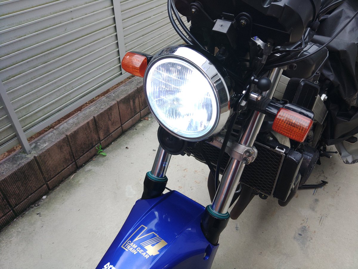 Hawk_ask21's tweet photo. 雨がパラパラ降ったり止んだりしてたけど、サッと取り付けた。
明るいから光軸分からんけど光量は明らかに上がったな。
とりあえずこれでライトの改装は完了かな😝
#VFR750 https://t.co/PRBlps653g