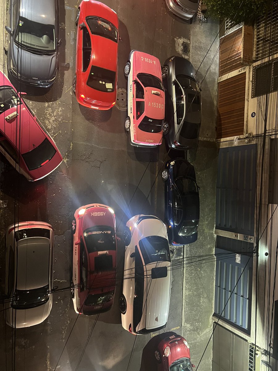 alixcy's tweet photo. @LuisMendozaBJ @SSC_CDMX Deberías de venir a ver cómo están las calles de @CDelosDeportes taxis estacionados en las entradas y haciendo segunda fila y carros con choferes estorbando las entradas. Dónde está @BlindarBJ  y @UCS_GCDMX ? https://t.co/04ravzszdz
